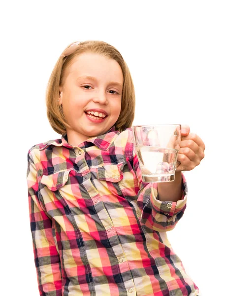 Веселый ребенок пьет минеральную воду . — стоковое фото