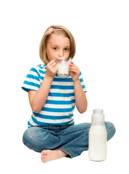 Девочка пьет молоко . — стоковое фото