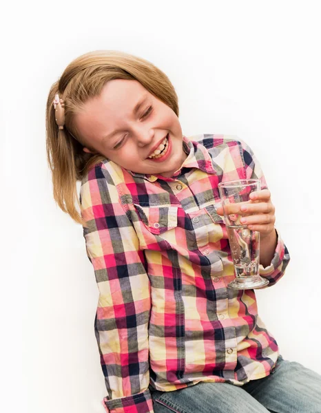 Criança alegre bebendo água mineral . — Fotografia de Stock