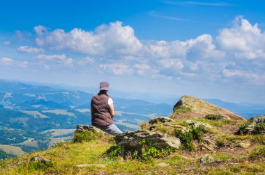 oturma ve Karpatlar arayan kadın