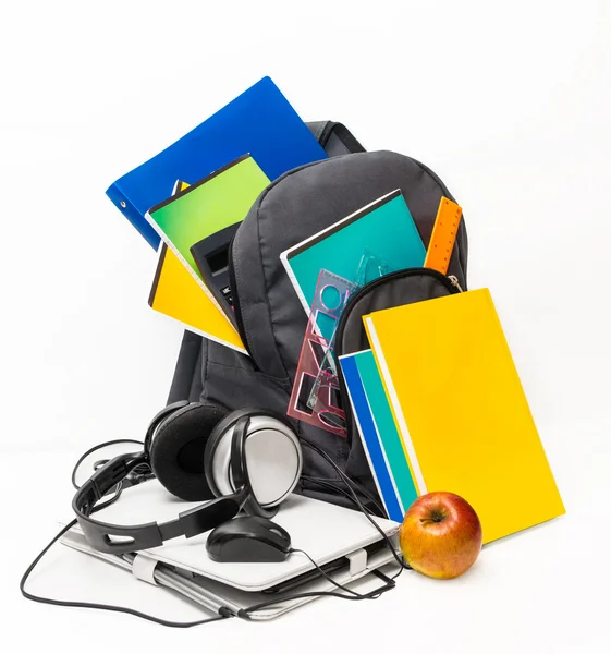 Rugzak met school leveringen en een tablet met koptelefoon. — Stockfoto