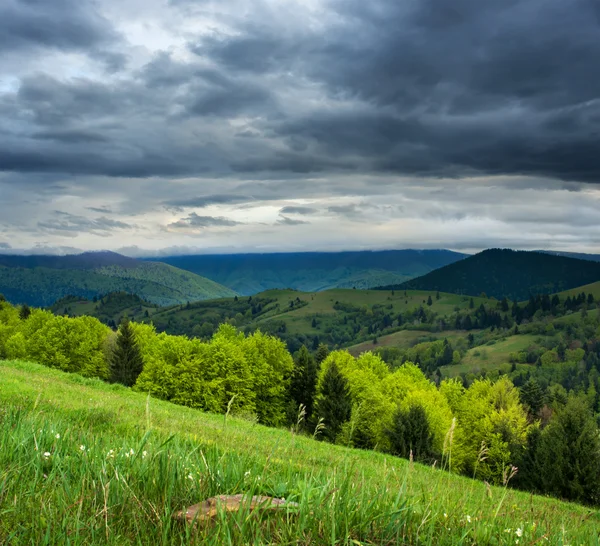 Paesaggio montano con cielo nuvoloso — Foto Stock