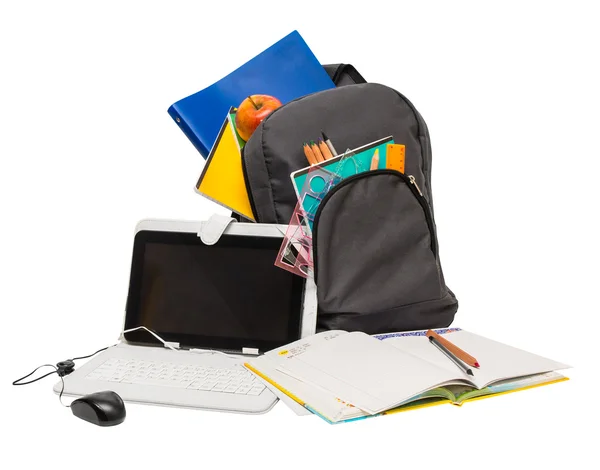 Plecak szkolny z materiałami szkolno-biurowym i tabletem . — Zdjęcie stockowe