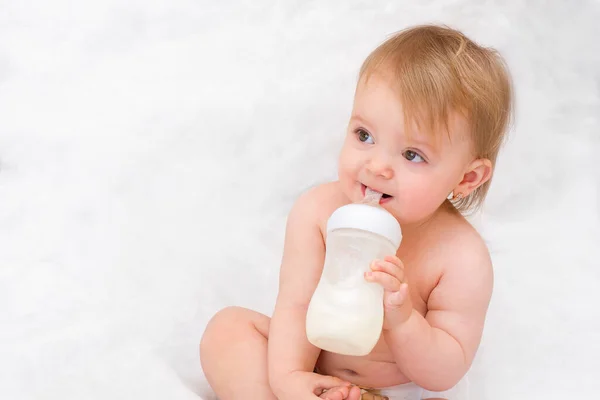 Kunstmatige Voeding Gelukkig Peuter Meisje Drinkt Melk Uit Een Fles — Stockfoto