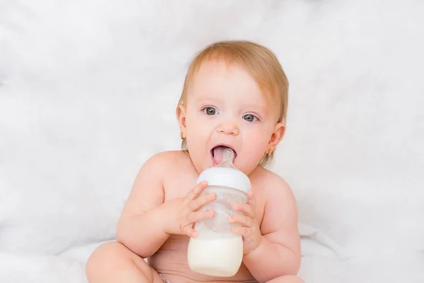 Kunstmatige Voeding Gelukkig Peuter Meisje Drinkt Melk Uit Een Fles — Stockfoto