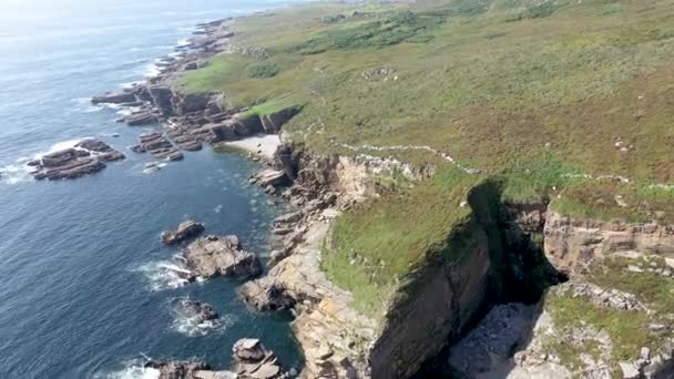 Letecký pohled na pobřeží Marmeelan a Falcorrib jižně od Dungloe, County Donegal - Irsko — Stock video
