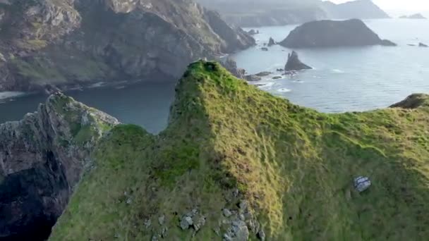 Vista aérea de Tormore Island por Puerto entre Ardara y Glencolumbkille en el Condado de Donegal - La pila de mar más alta de Irlanda — Vídeo de stock