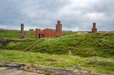 İrlanda 'nın Donegal ilçesinin kuzey kıyısındaki Lenan Head kalesinin kalıntıları..