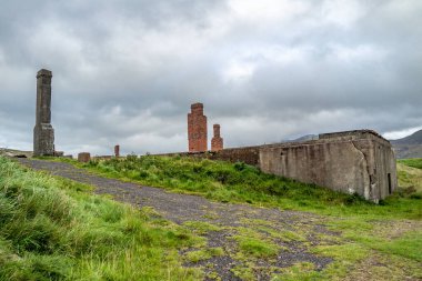 İrlanda 'nın Donegal ilçesinin kuzey kıyısındaki Lenan Head kalesinin kalıntıları..