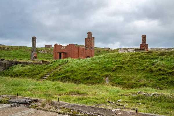 İrlanda 'nın Donegal ilçesinin kuzey kıyısındaki Lenan Head kalesinin kalıntıları..