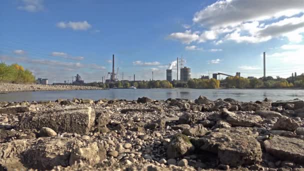 Stålföretag som producerar nära floden Rhine i Tyskland — Stockvideo
