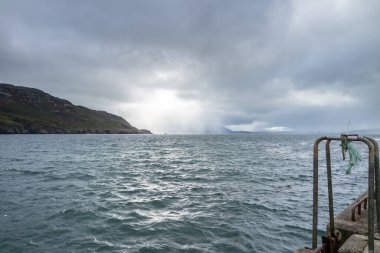Donegal, İrlanda 'da Lough Swilly ve Lenan Körfezi üzerindeki fırtına ve güneş