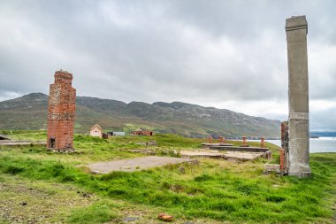 İrlanda 'nın Donegal ilçesinin kuzey kıyısındaki Lenan Head kalesinin kalıntıları..