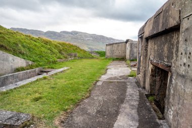 İrlanda 'nın Donegal ilçesinin kuzey kıyısındaki Lenan Head kalesinin kalıntıları..