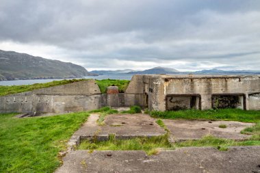 İrlanda 'nın Donegal ilçesinin kuzey kıyısındaki Lenan Head kalesinin kalıntıları..