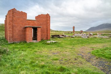 İrlanda 'nın Donegal ilçesinin kuzey kıyısındaki Lenan Head kalesinin kalıntıları..