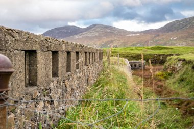 İrlanda 'nın Donegal ilçesinin kuzey kıyısındaki Lenan Head kalesinin kalıntıları..