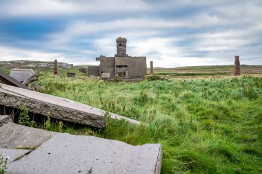 İrlanda 'nın Donegal ilçesinin kuzey kıyısındaki Lenan Head kalesinin kalıntıları..