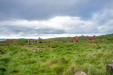 İrlanda 'nın Donegal ilçesinin kuzey kıyısındaki Lenan Head kalesinin kalıntıları..