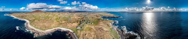 Uitzicht vanuit de lucht op de prachtige kustlijn van Gweedore - County Donegal, Ierland — Stockfoto