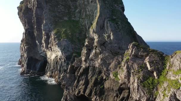 ドニゴール州のArdaraとGlencolumbkileの間のポートによるTormore島の空中ビュー-アイルランドで最も高い海の山 — ストック動画