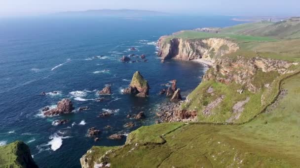 Αεροφωτογραφία των βράχων στη θάλασσα στο Crohy Head Sea Arch, County Donegal - Ιρλανδία. — Αρχείο Βίντεο