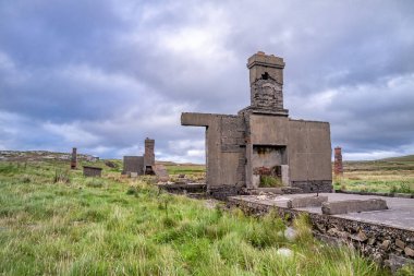 İrlanda 'nın Donegal ilçesinin kuzey kıyısındaki Lenan Head kalesinin kalıntıları..