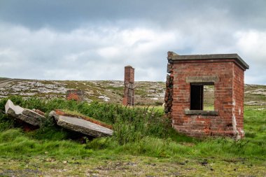 İrlanda 'nın Donegal ilçesinin kuzey kıyısındaki Lenan Head kalesinin kalıntıları..