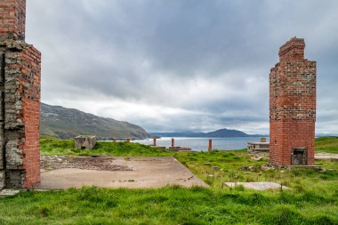 İrlanda 'nın Donegal ilçesinin kuzey kıyısındaki Lenan Head kalesinin kalıntıları..