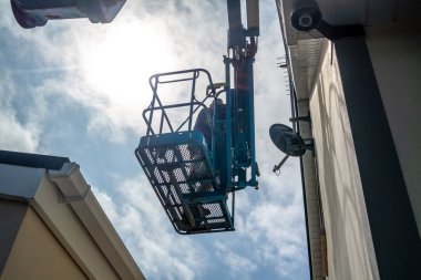 Havadan erişim platformunda çalışan bir işçi, vişne toplayıcısı, temizlik.