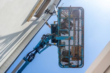 Havadan erişim platformunda çalışan bir işçi, vişne toplayıcısı, temizlik.