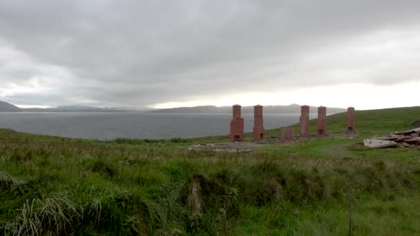 Ruinerna av Lenan Head fort på norra kusten av grevskapet Donegal, Irland. — Stockvideo