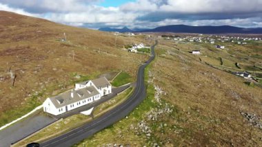Gweedore-County Donegal, İrlanda 'daki R 257' nin hava görüntüsü