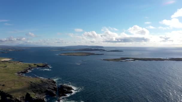 Flygfoto över den vackra kusten i Gweedore - County Donegal, Irland — Stockvideo