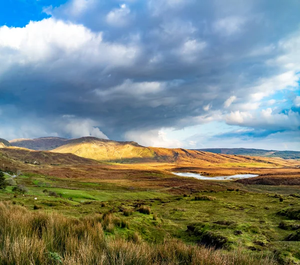 Entre Tymeen y Meenaguse en las montañas Bluestack en Donegal - Irlanda — Foto de Stock