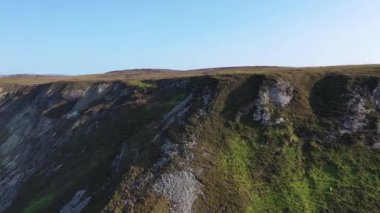 Donegal 'in Port ve Ardara ilçeleri arasındaki Glenlough körfezindeki dev kayalıklarda duran insanlar Irelands' ın en ücra körfezidir.