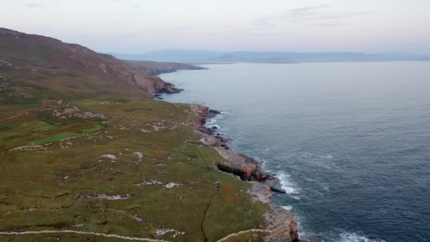 Vista aérea de la costa por Marmeelan y Falcorrib al sur de Dungloe, Condado de Donegal - Irlanda — Vídeo de stock