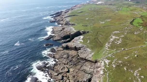 Αεροφωτογραφία της ακτογραμμής από Marmeelan και Falcorrib νότια του Dungloe, County Donegal - Ιρλανδία — Αρχείο Βίντεο