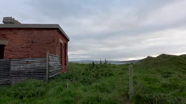 Ruinerna av Lenan Head fort på norra kusten av grevskapet Donegal, Irland. — Stockvideo