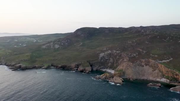 Vista aérea de la costa por Marmeelan y Falcorrib al sur de Dungloe, Condado de Donegal - Irlanda — Vídeo de stock