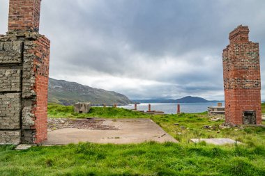 İrlanda 'nın Donegal ilçesinin kuzey kıyısındaki Lenan Head kalesinin kalıntıları..