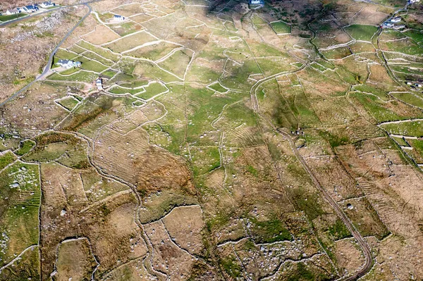 Flygfoto över fält och torra stenmurar i Gweedore - County Donegal, Irland — Stockfoto