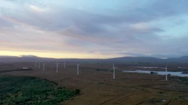 Donegal 'de Ardara ve Portnoo arasında Loughderryduff rüzgar çiftliği üretiliyor..