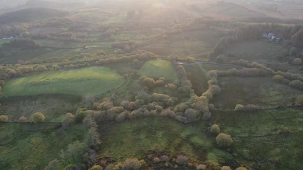 Vista aérea de Ogherbeg e Newtowndrumgornan no Lago Eske, em Donegal, Irlanda — Vídeo de Stock