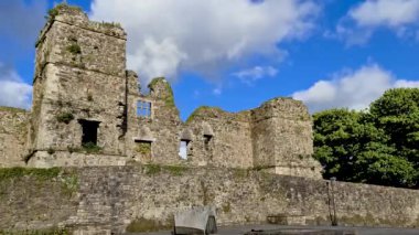Manorhamilton 'daki şato harabeleri 1634' te Sör Frederick Hamilton tarafından dikildi.