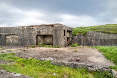 İrlanda 'nın Donegal ilçesinin kuzey kıyısındaki Lenan Head kalesinin kalıntıları..