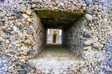 İrlanda 'nın Donegal ilçesinin kuzey kıyısındaki Lenan Head kalesinin kalıntıları..