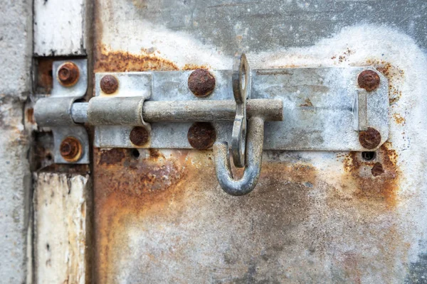 Een oude roestige metalen bar zonder slot in een haven — Stockfoto