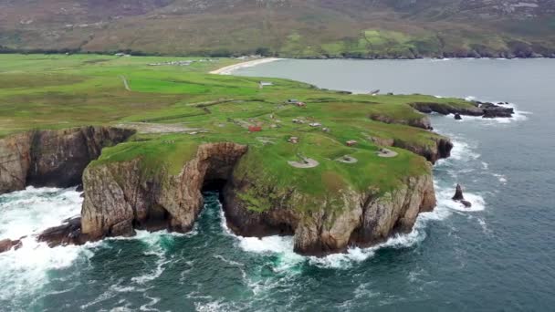 Letecký pohled na zříceninu pevnosti Lenan Head na severním pobřeží hrabství Donegal, Irsko. — Stock video