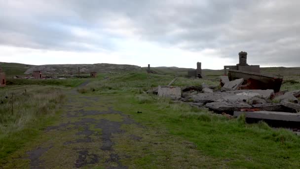Die Ruinen der Festung Lenan Head an der Nordküste der Grafschaft Donegal, Irland. — Stockvideo